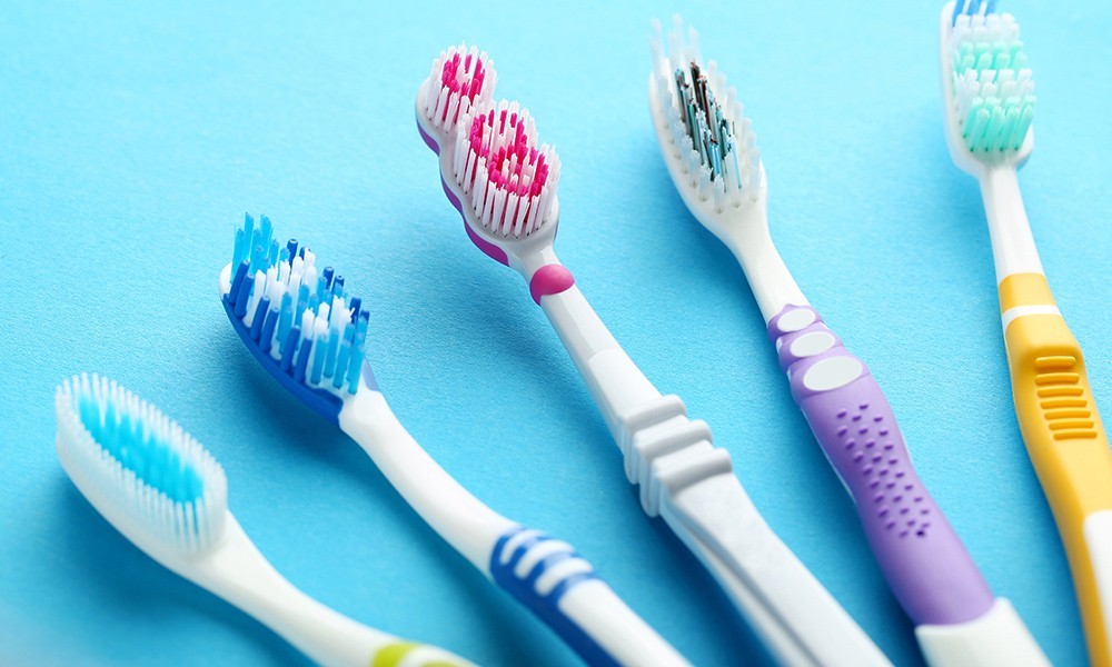 Doğru diş fırçasını seçmek için nelere dikkat etmeliyiz?